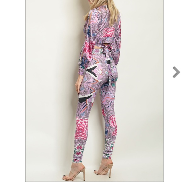 Lavender V-neck floral crop top + pants set, 🦄🔮 - Picture 2 of 8